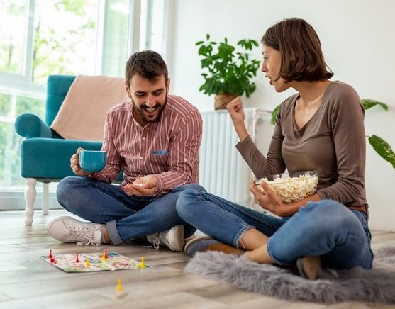 2 people playing a board game